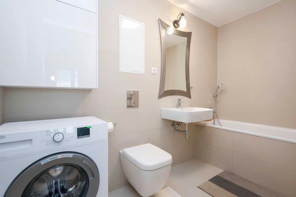 Danubius One - Spacious Apartment W Free Parking Bratislava Exteriör bild