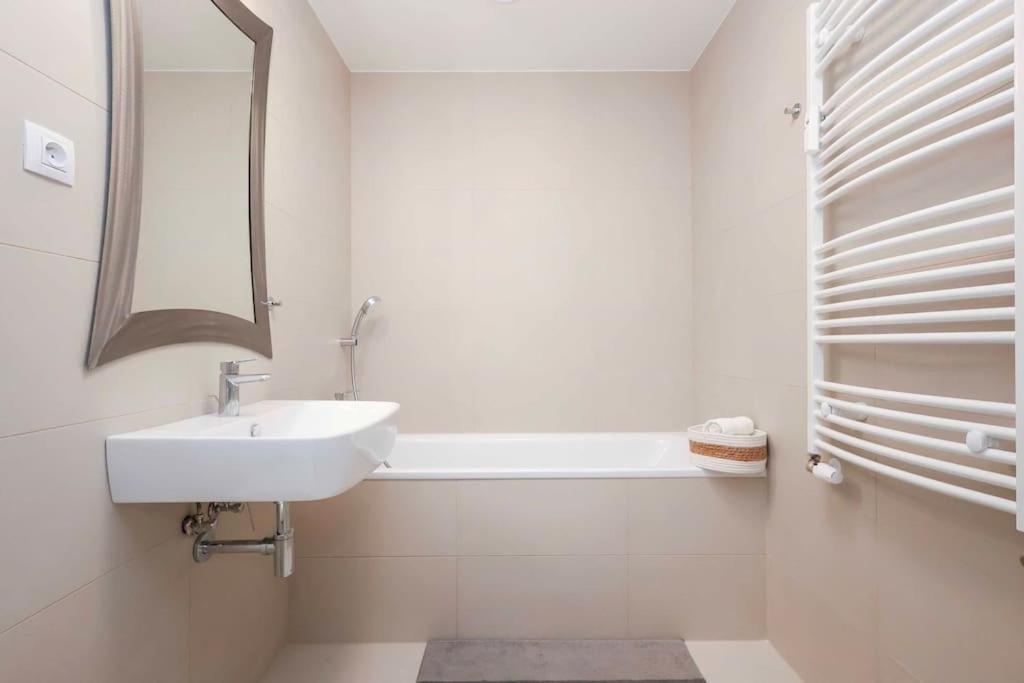 Danubius One - Spacious Apartment W Free Parking Bratislava Exteriör bild